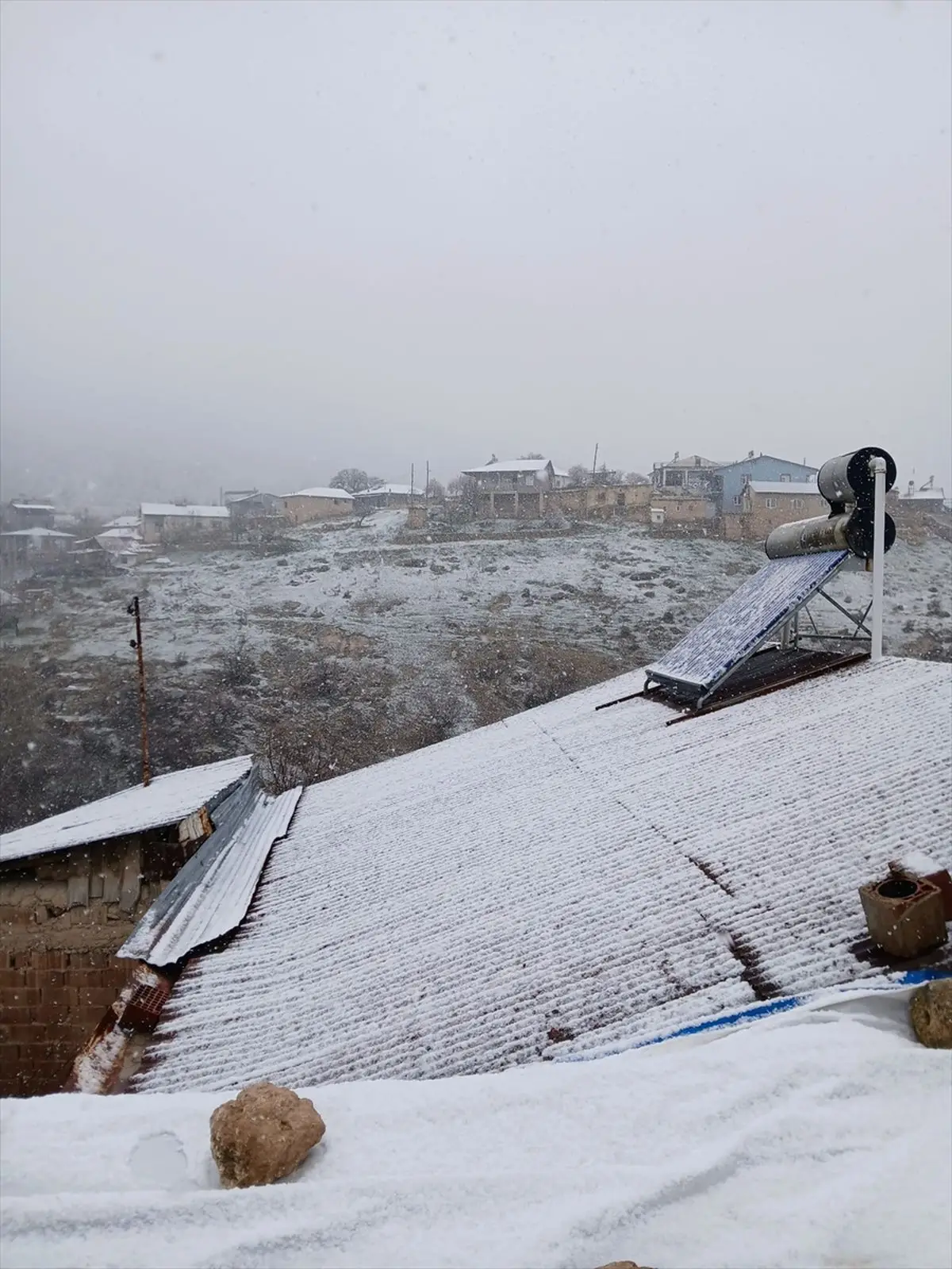 Elazığ’ın Keban İlçesinde Nadir Nisan Karı Çiftçileri Endişelendiriyor