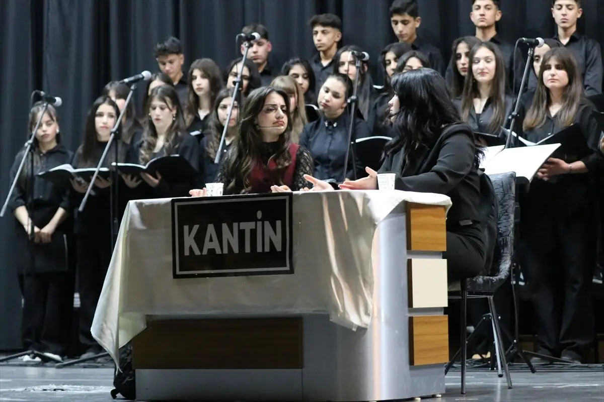 Siirt’te gençlerin sahne performansı