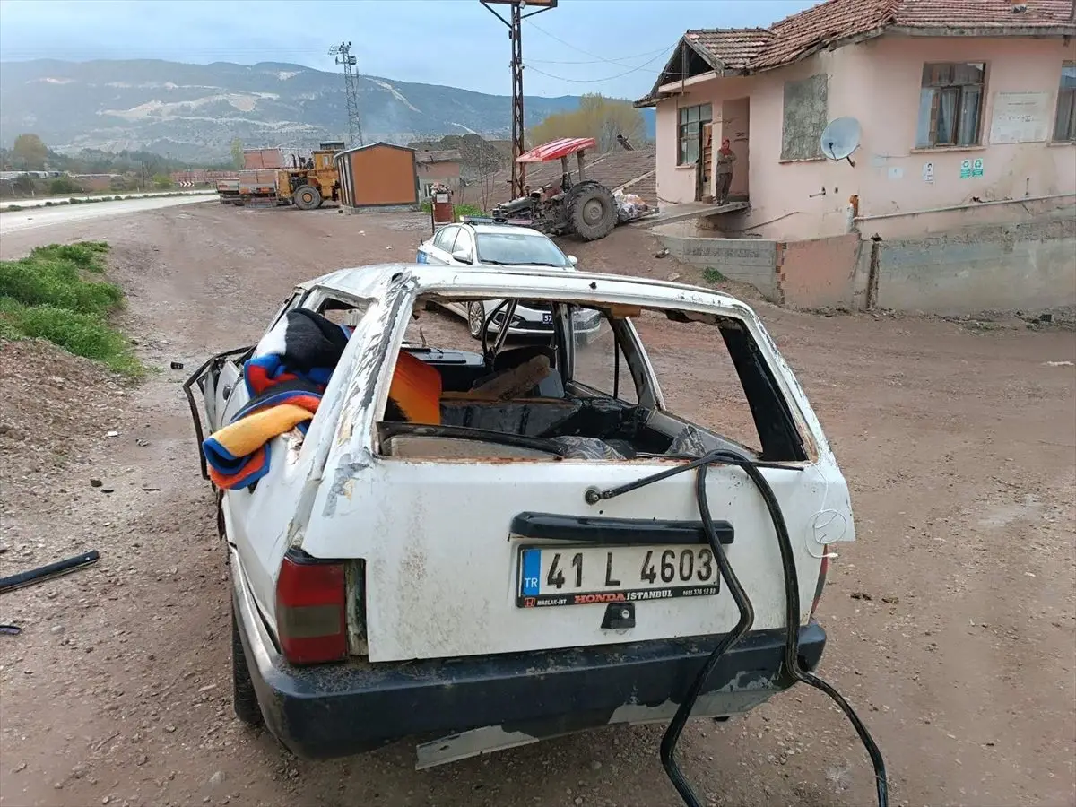 Boyabat'ta Devrilen Otomobilde İki Kişi Yaralandı