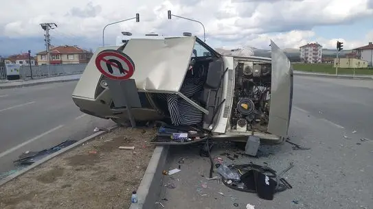 Çubuk'ta iki otomobil çarpıştı: 3 yaralı