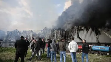 Yangın sonrası mobilya deposunun görüntüsü