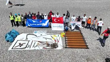 Antalya Konyaaltı Sahili'nde 40 Dalgıçla Deniz ve Kıyı Temizliği Gerçekleşti