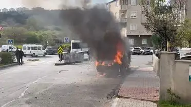 Ataşehir'de Park Halindeki Hafif Ticari Araçta Aniden Çıkan Yangın