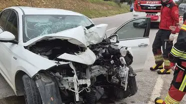 Ayvalık'ta Direğe Çarpan Otomobilde 3 Kişi Yaralı: Olayın Ayrıntıları ve İlk Yardım Çalışmaları