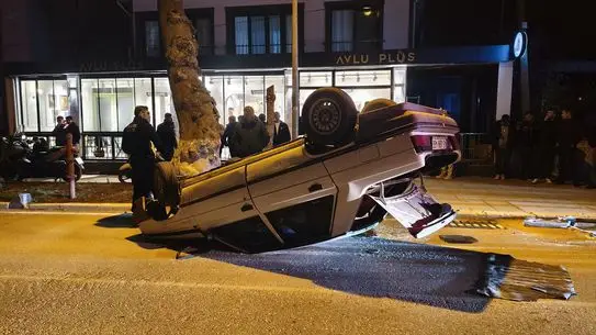 Balıkesir Sındırgı'da Takla Atan Otomobilde 2 Yaralı