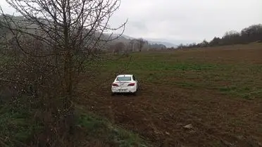 Bilecik Gölpazarı'nda Kontrol Kaybı: Sürücü Tarla İçine Savruldu, Hayati Tehlike