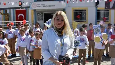 İpek Soylu, İzmir’deki İlkokulda Çocuklara Tenis Coşkusunu Aşılıyor