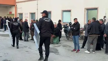 Olay yerinde polis ekipleri ve ambulanslar