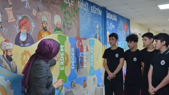 İnegöl’de İşitme Engelli Öğretmen, Türkiye Yüzyılı Maarif Modeli’ni Duvar Resmiyle Canlandırdı