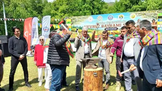 Köyceğiz'de Nevruz Coşkusu: Geleneksel Ritimler ve Sahne Şovları