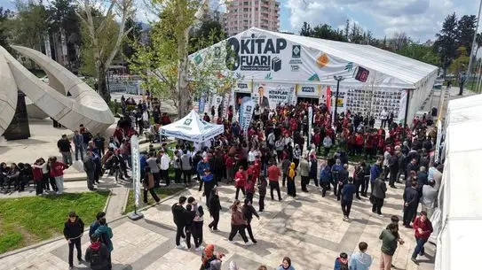 Osmaniye'de 8. Kitap Fuarı Kitapseverlerle Buluştu: 120 Yayıncı ve Yazar Katıldı