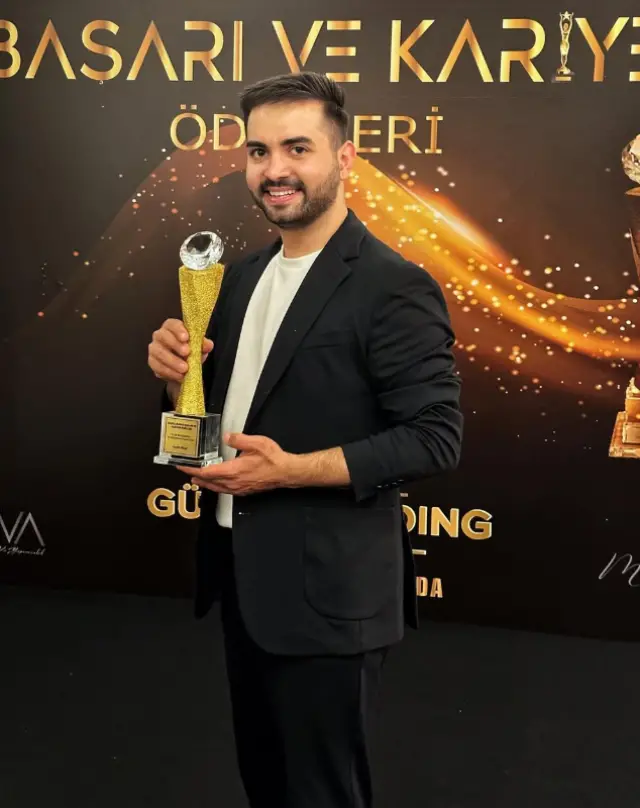 Kadir Ezildi sahnede