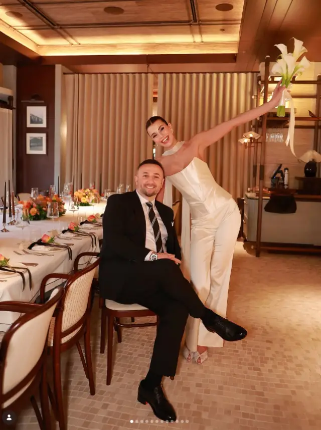 Düğün salonunda Sezgi Sena Akay