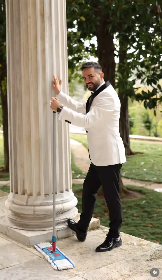 Kadir Ezildi konserden bir kare