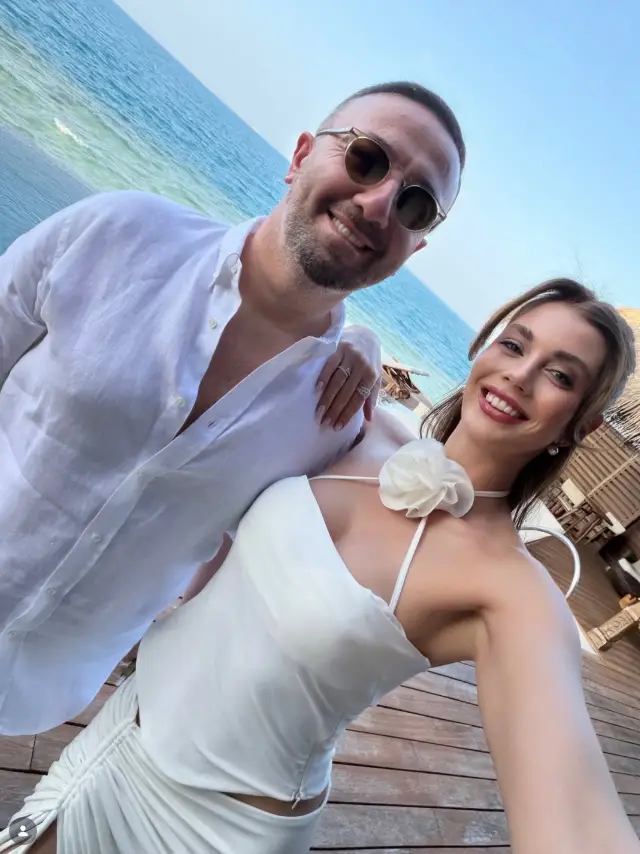 Erdinç Acar'ın gelinle birlikte gülümsemesi