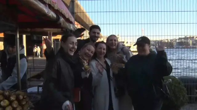 Turistlerin tezgah önünde fotoğraf çekmesi