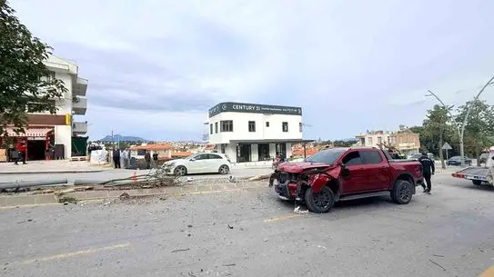 Datça’da Kontrolden Çıkan Araç Ağaç ve Elektrik Direğini Devrerek Kazaya Neden Oldu