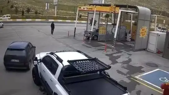 Mardin’de El Freni Çekilmeyen Araç Anayola Sızdı, Vatandaşlar Müdahale Etti