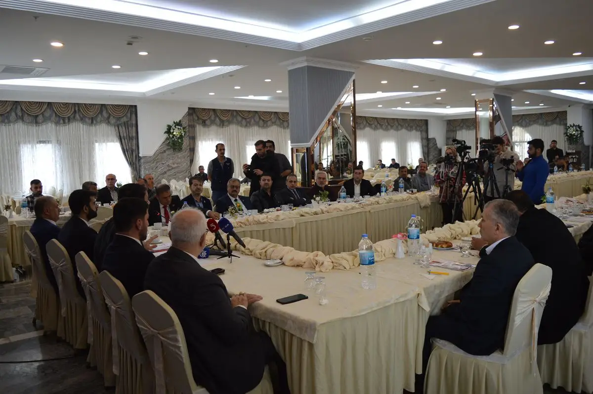 Mahmut Arıkan bölge ülkeleriyle bir arada