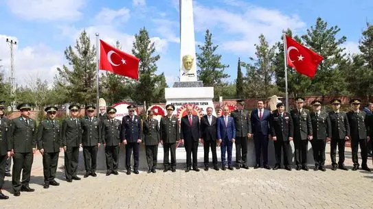 Eski KKTC Cumhurbaşkanı Tatar, Şanlıurfa’nın 106. Kurtuluş Töreninde Yer Aldı