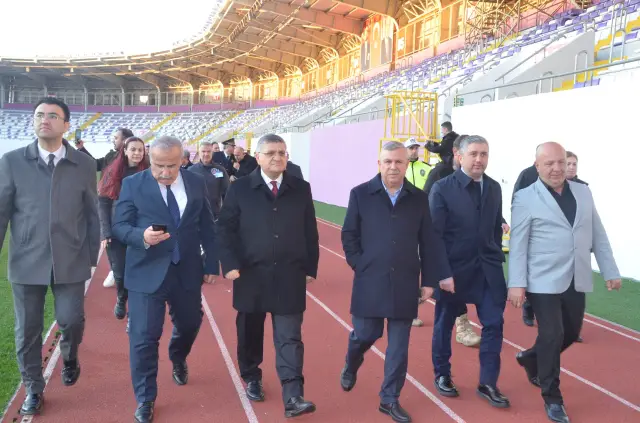 Veli ve milletvekili stadyumu inceliyor