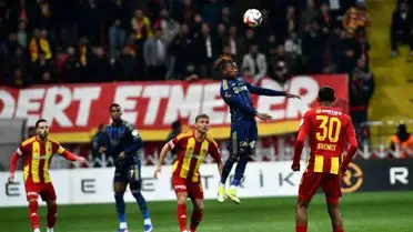 Fenerbahçe, Kayserispor Karşısında İlk Yarıda 1-0 Öne Geçti