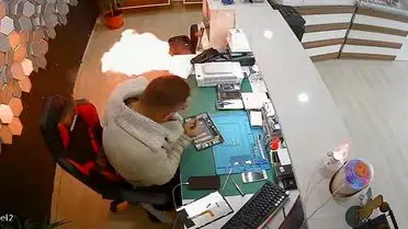 Bayburt'ta Telefon Tamircisinde Şişen Batarya Patladı: Görüntüler Kamerada