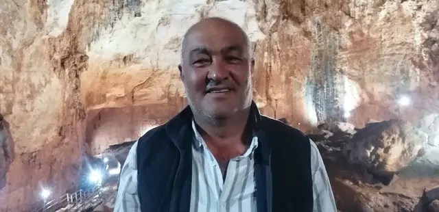 Ziyaretçi grubu gölet kenarında