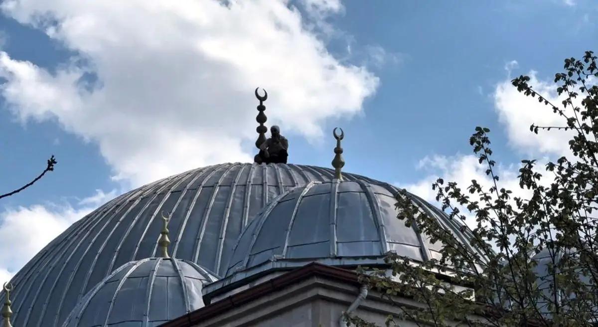 Denizli'de Camii Çatısına Çıkan Kişi 2 Saat Sonra Güvenli Şekilde İndirildi