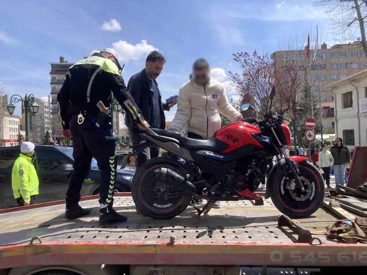 Eskişehir’de Gürültülü Egzoz Kullanan Motosiklete 16.329 TL Para Cezası Kesildi