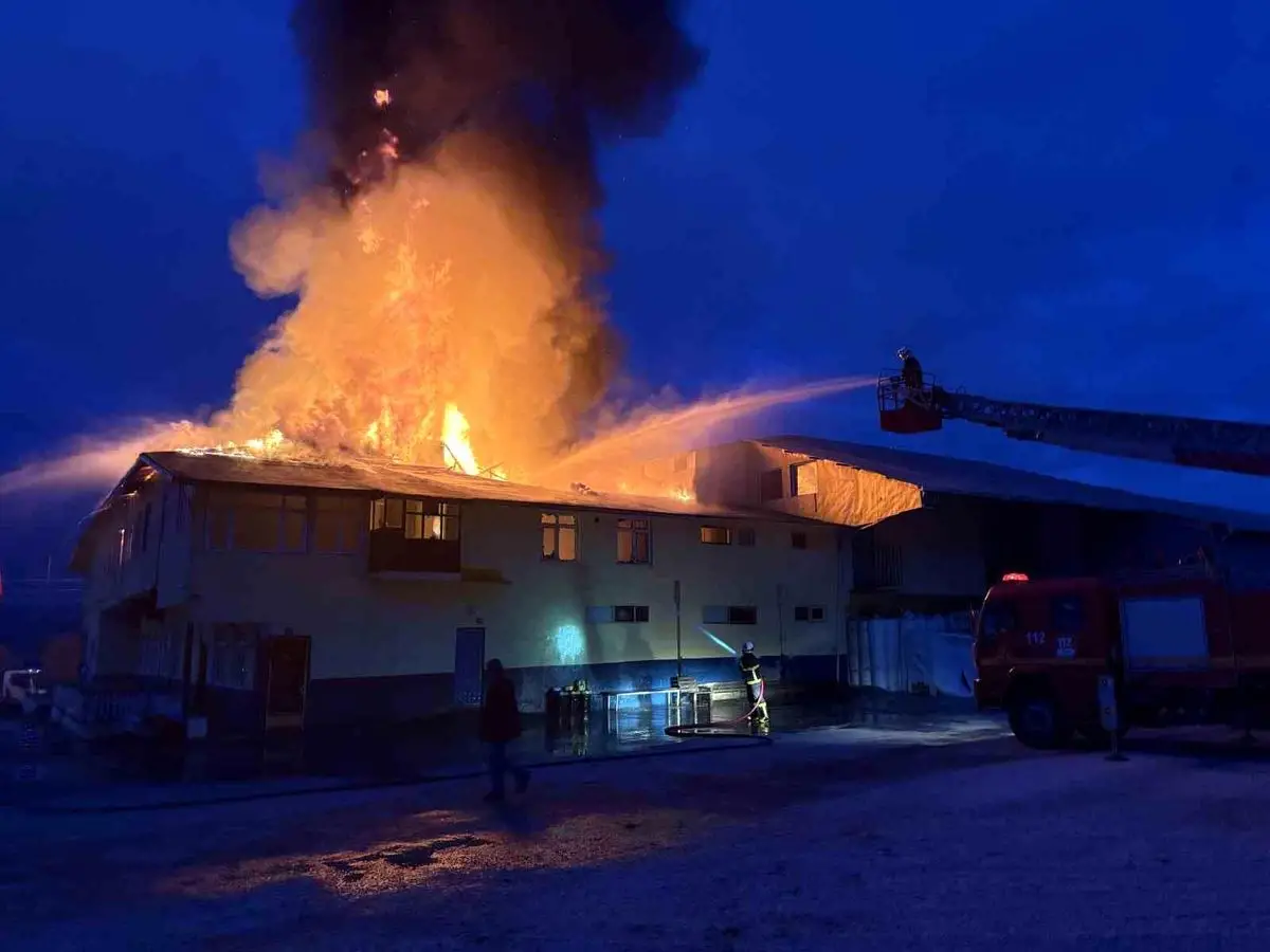 Tosya'da yangın çıkmış fabrikanın dış görünüşü