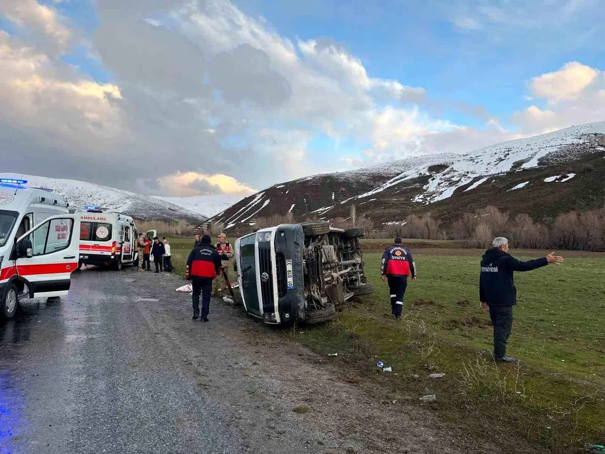 Van Gevaş'ta Minibüs Takla Attı: 11 Kişi Yaralandı