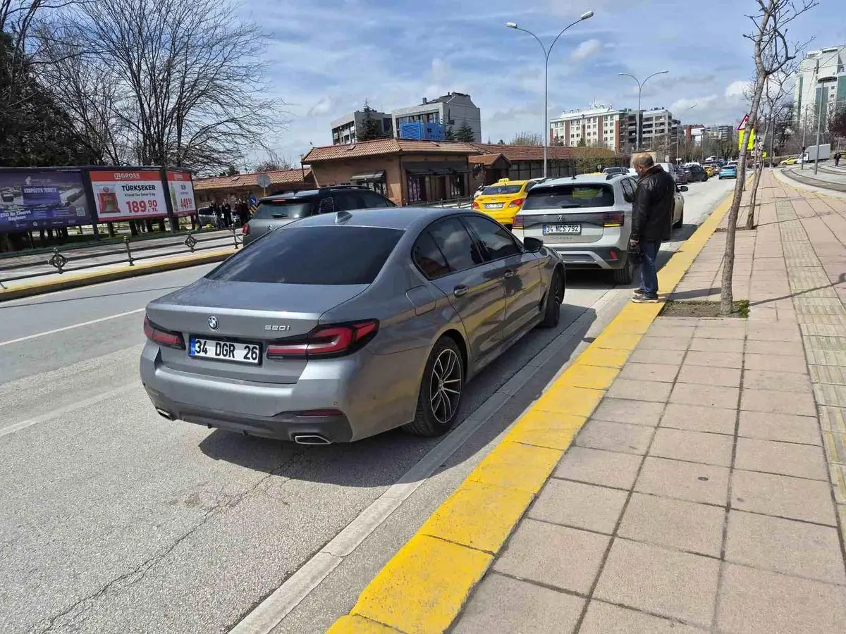 Eskişehir'de Yaya Geçidinde Çarpışma: 2 Araç Maddi Hasar Yarattı