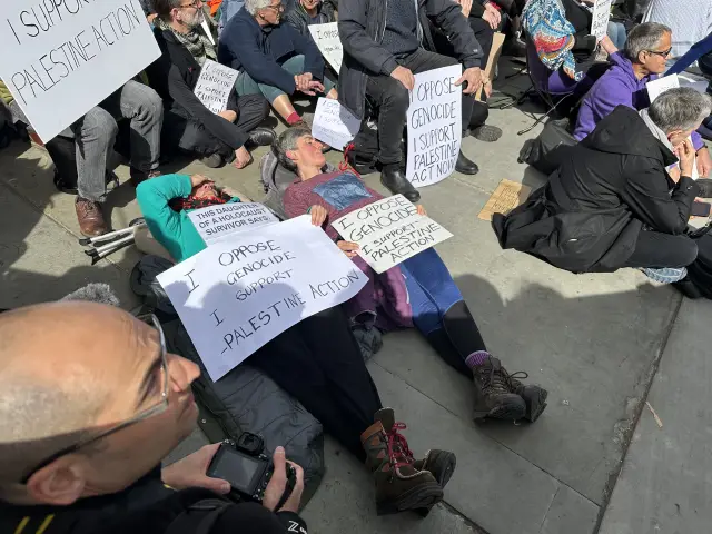 Gözaltına alınan kişilerin polis arabasına yönelmesi