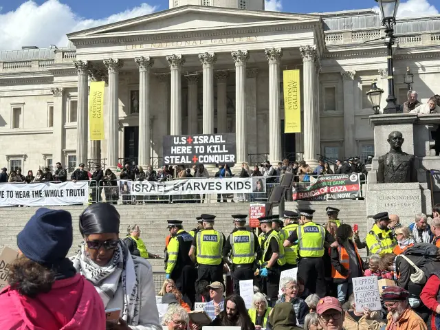 Polisin kalabalığı dağıtma çabası