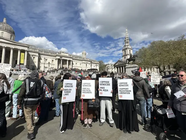 Kalabalık içinde polis memurları