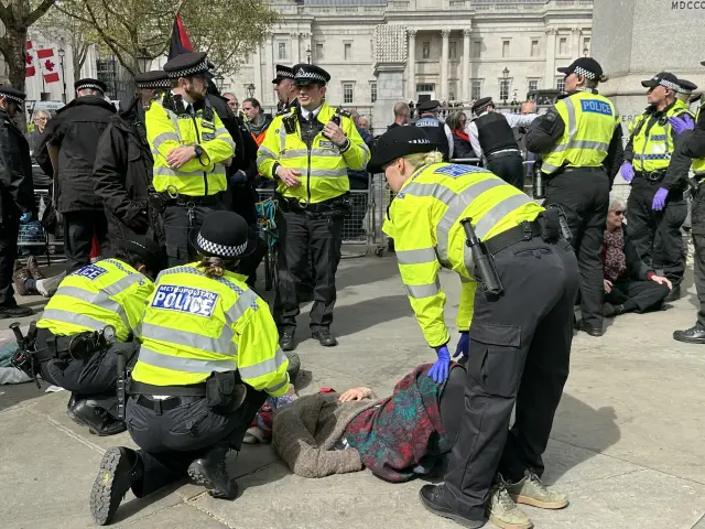 Sokaklarda barışçıl yürüyüş