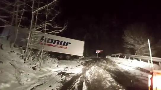 Ardahan‑Artvin Karayolunda Kaygan Zemin Nedeniyle Tır Kazası Trafiği Durdurdu