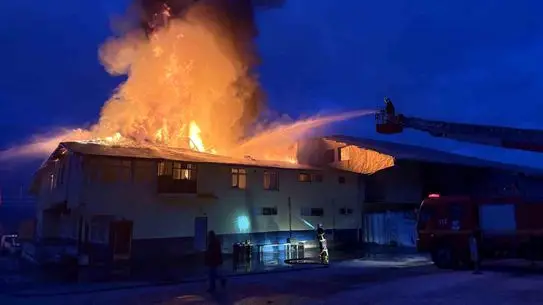 Tosya'da Fabrika Yangını Hızla Kontrol Altına Alındı