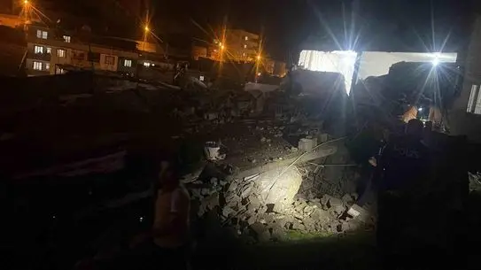 Siirt’te Şiddetli Yağış Sonrası Metruk Bina Çöktü