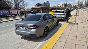Eskişehir'de Yaya Geçidinde Çarpışma: 2 Araç Maddi Hasar Yarattı