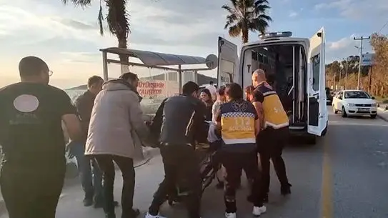 Kuşadası'nda Motosiklet ve Otomobil Çarpışması: 2 Yaralı