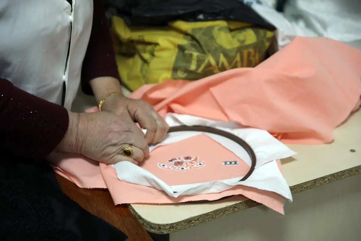 Gaziantep’te Kadınlar Eski Kumaşları Yeniden Değerlendirerek Aile Bütçesine Katkı Sağlıyor