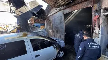 Antalya Kepez'te Oto Dükkanında Çıkan Yangın 4 Motosikleti ve 1 Otomobili Mahvetti