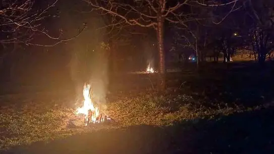 Erzincan’da Çiftçiler Soğuğa Karşı Ateş Yakıp Nöbet Tutuyor