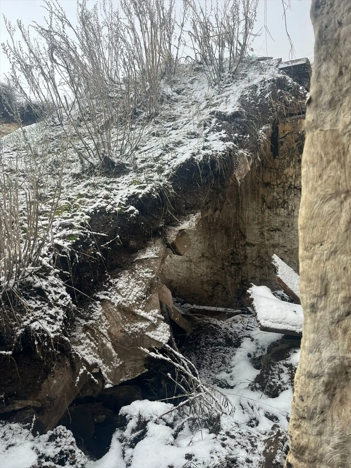 Ardahan’da Kar Göçüğü Ev ve Ahırı Yıktı: Kimse Yaralanmadı