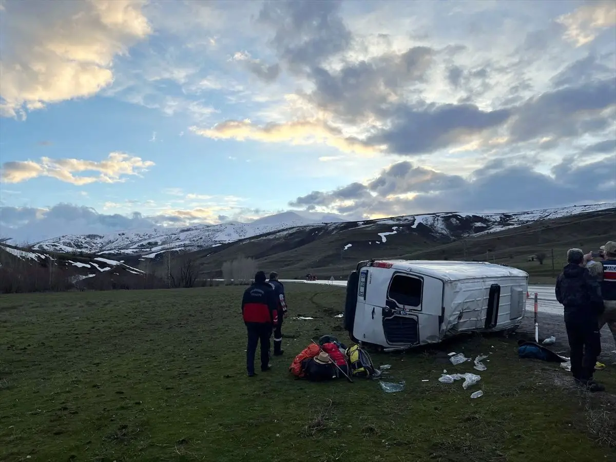 Tatvan’da Minibüs Kazası: 11 Kişi Yaralandı