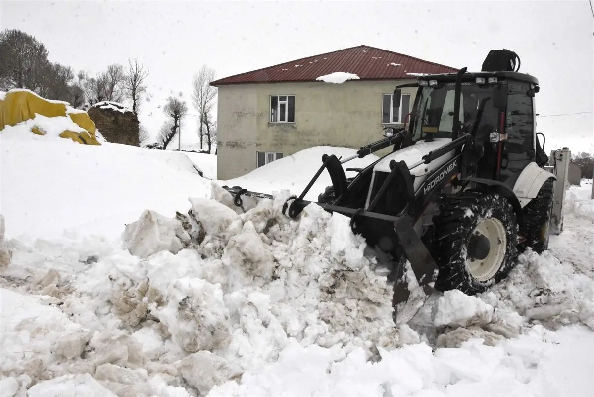 Bitlis’te Karla Mücadele Ekipleri Vali Karakaya’nın Denetiminde