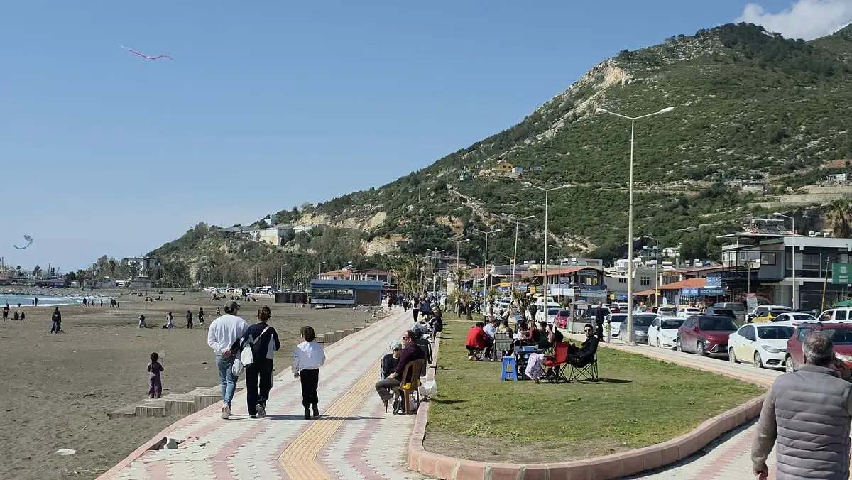 Hatay Sahilleri Güneşli Günlerde Kalabalık: Yerel Turistler Coşkulu