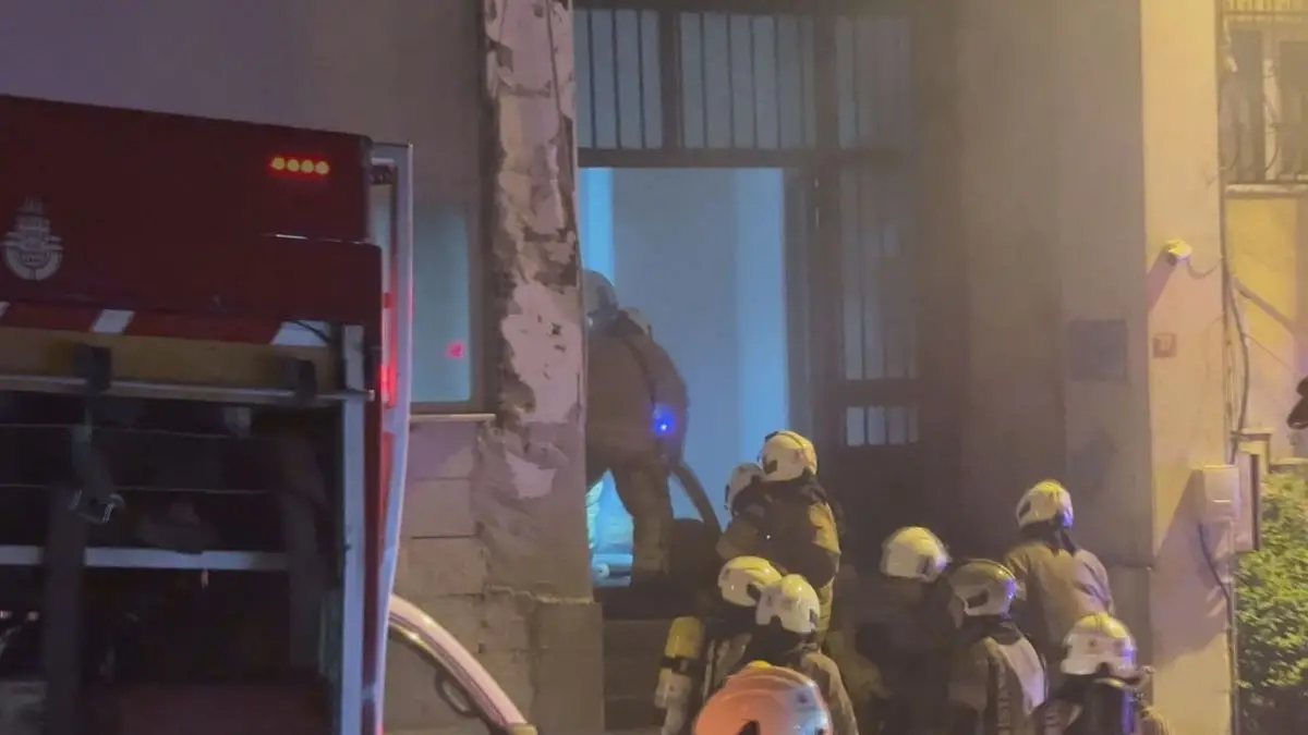 Kağıthane'de 5 Katlı İş Hanında Çıkan Yangın Kontrol Altına Alındı